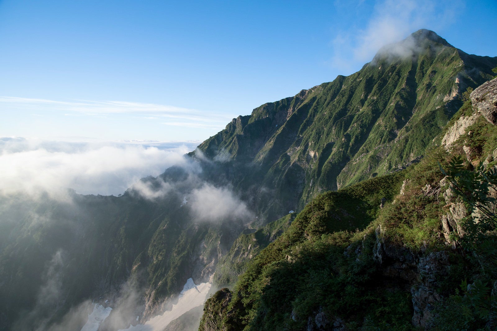 「雲海を望む稜線」の写真