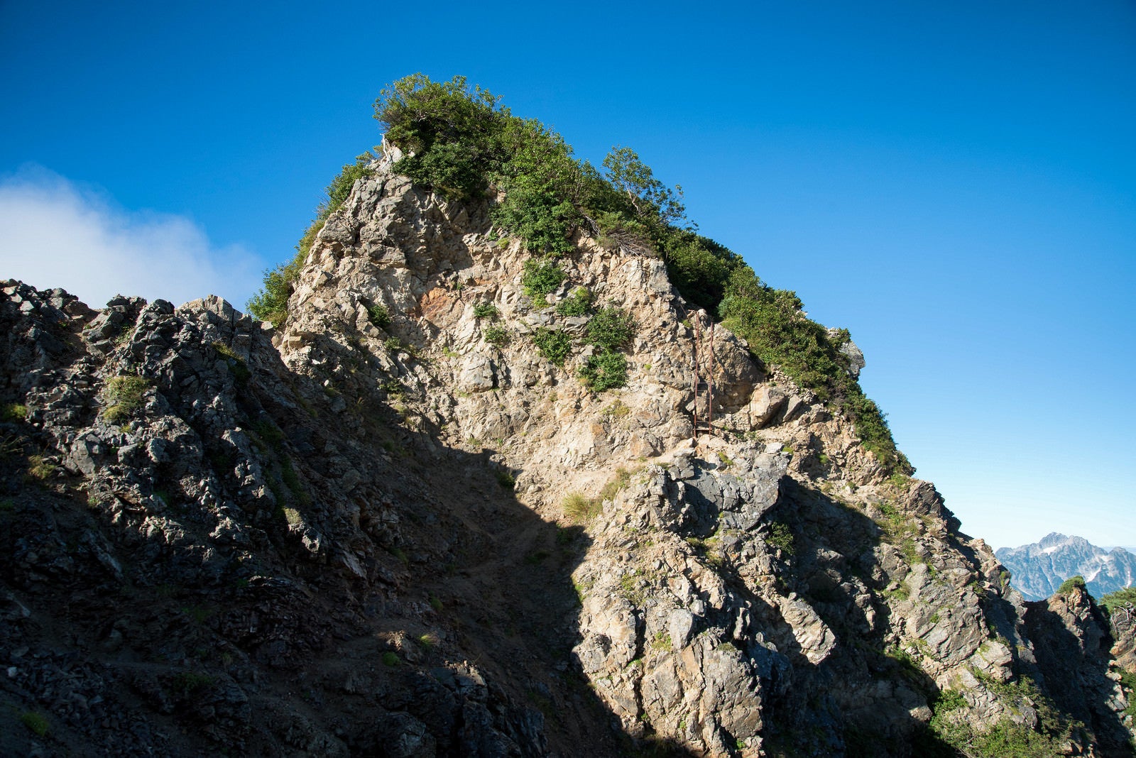 「岩石剥き出しの登山道」の写真
