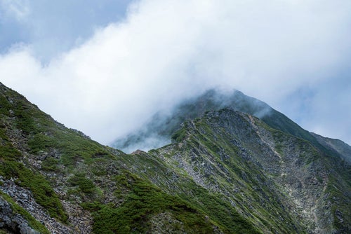 稜線を飲み込む大量の雲の写真