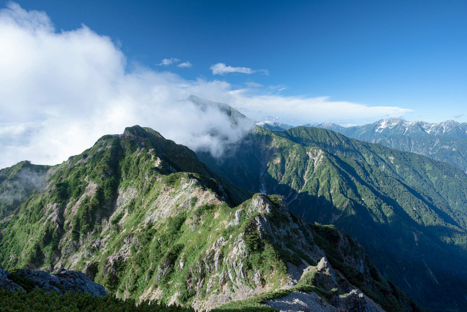 「登山道から眺める山々と雄大な景色」の写真