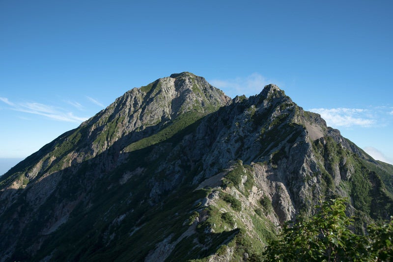 登山道から見た切り立つ岩尾根の写真