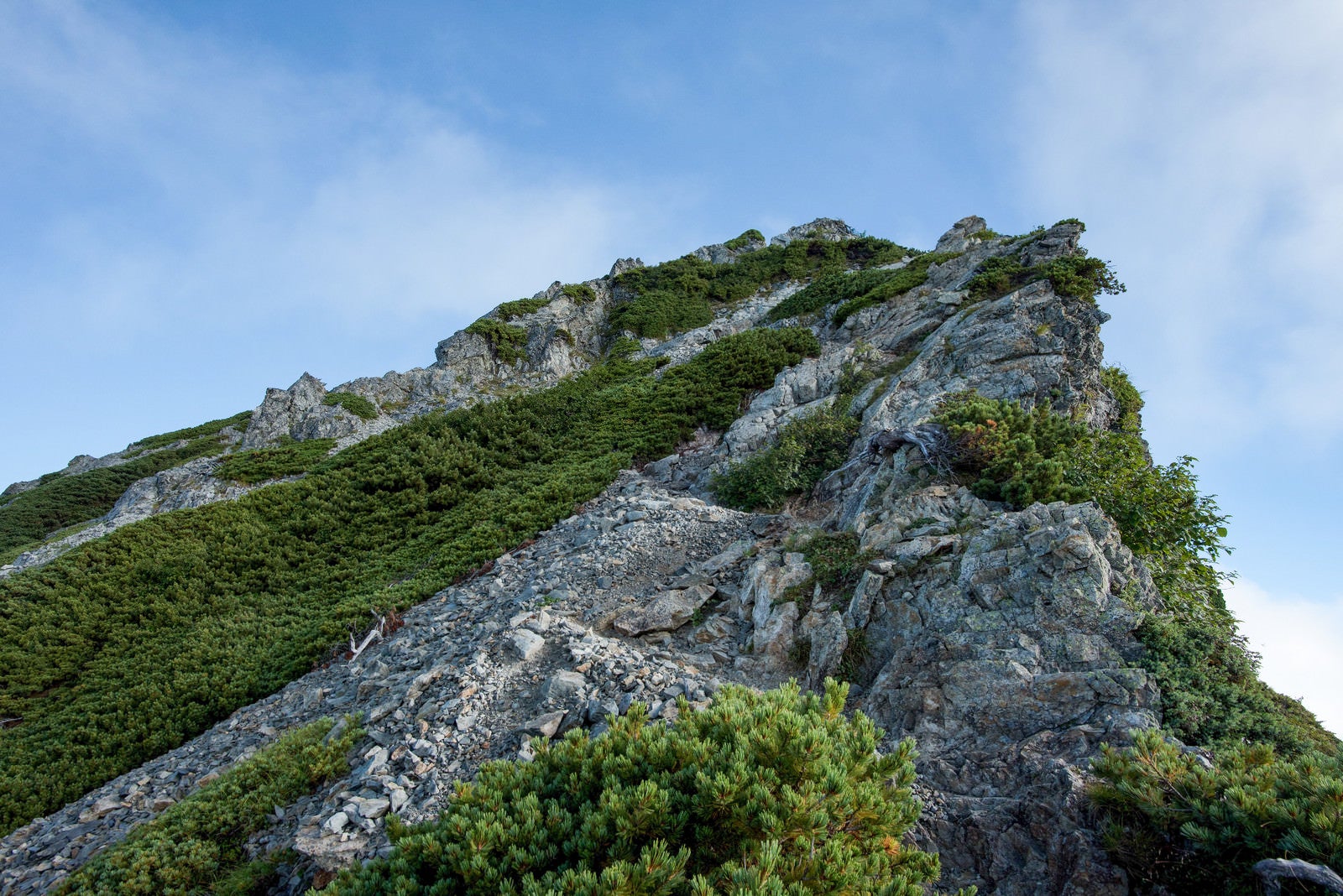 「空へ突き出す岩稜」の写真