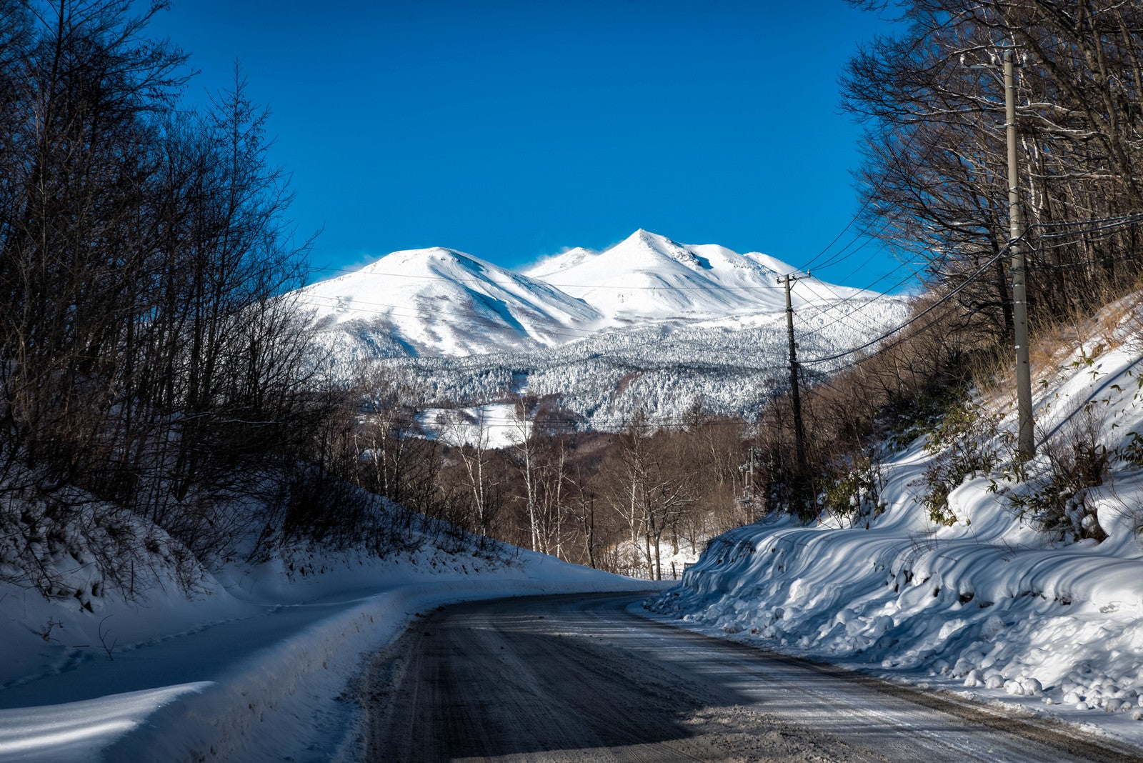 「乗鞍岳へと続く残雪の道路」の写真