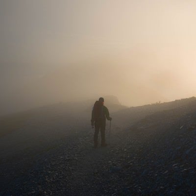 五里霧中な登山者の写真