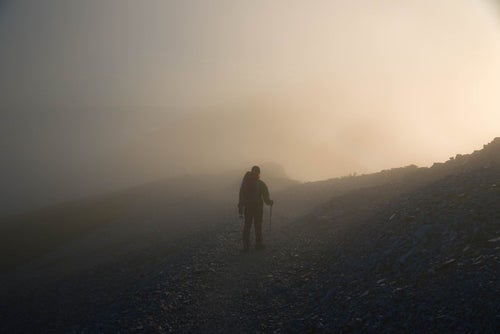 五里霧中な登山者の写真