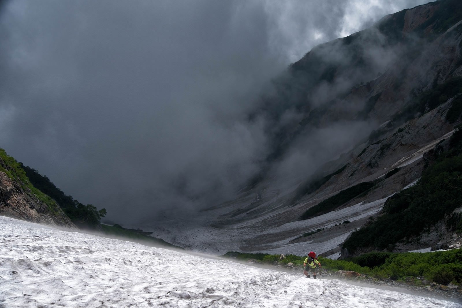「大雪渓をよじ登る登山者」の写真