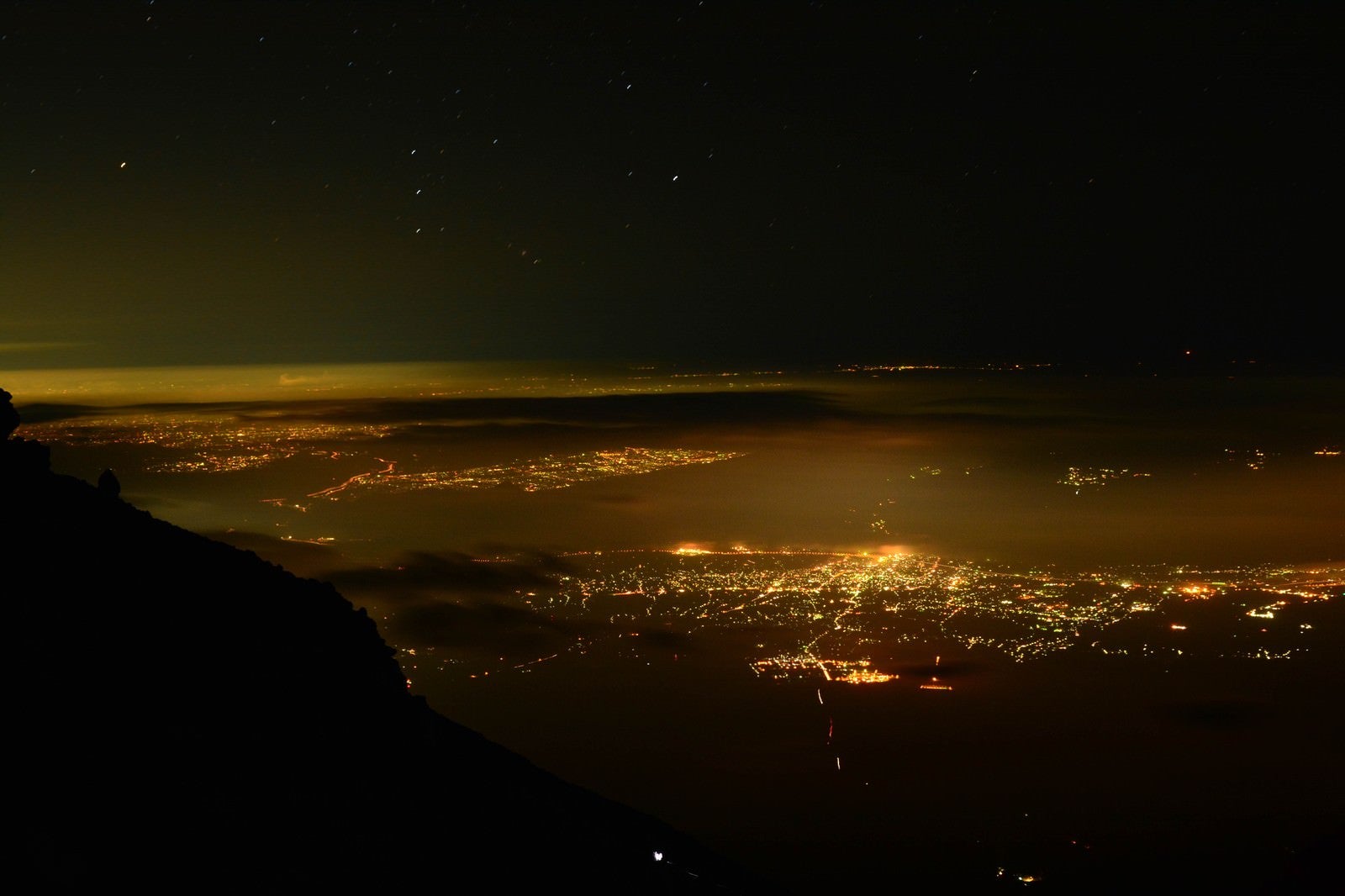 「富士山からの街の夜景」の写真