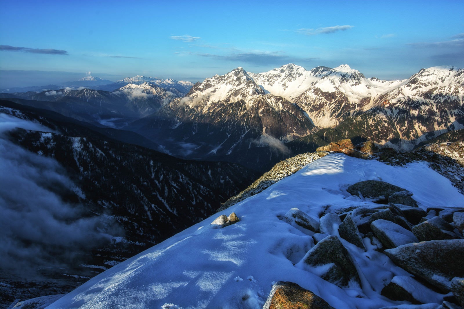 「常念岳山頂の雪景色」の写真