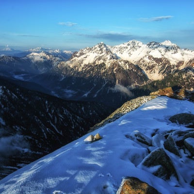 常念岳山頂の雪景色の写真