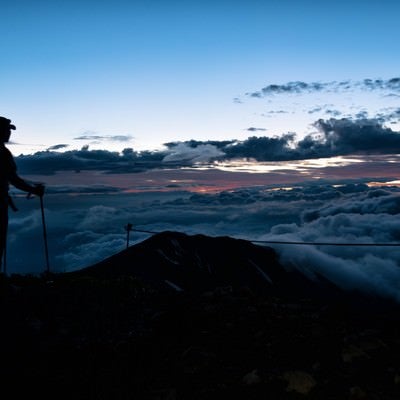 朝日を待つ登山者の写真