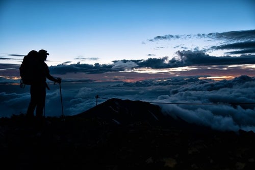 朝日を待つ登山者の写真