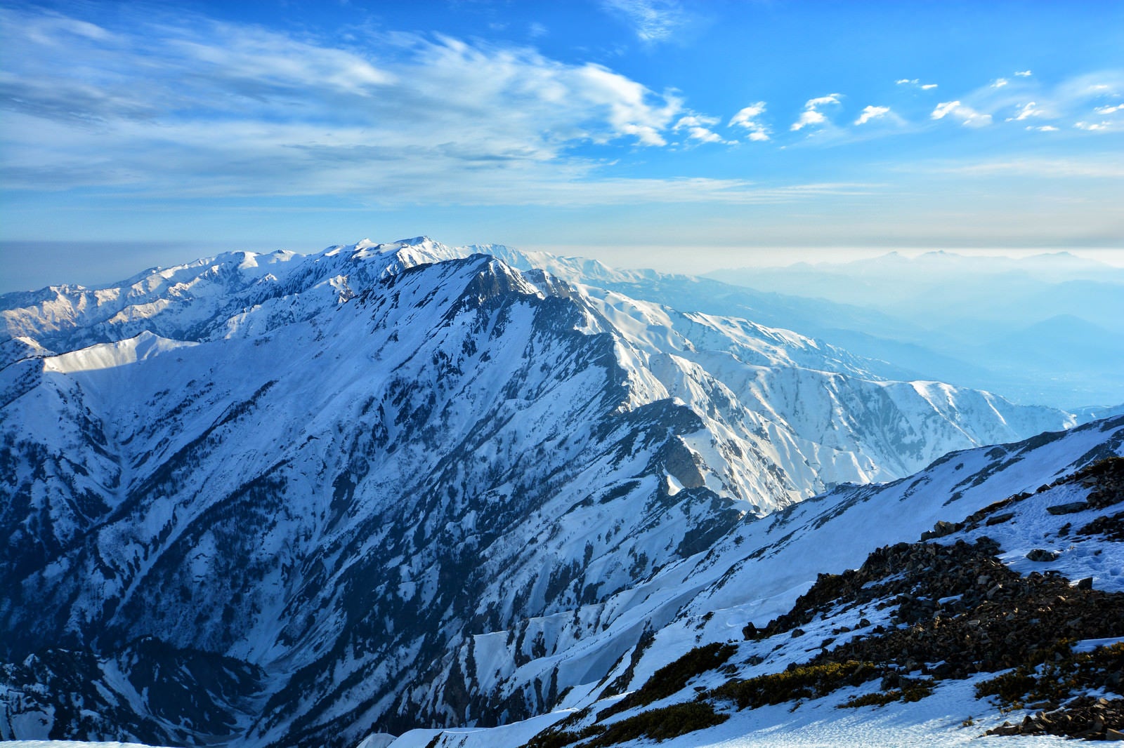 「残雪の五竜岳と八峰キレット（北アルプス）」の写真