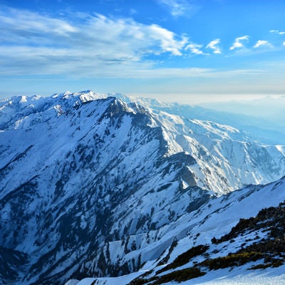 残雪の五竜岳と八峰キレット（北アルプス）の写真