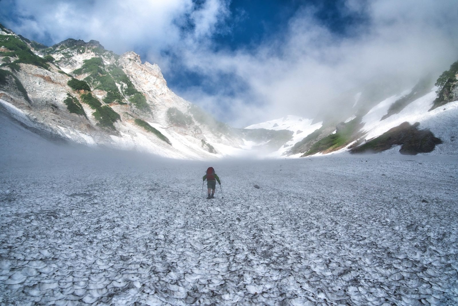 「白馬の大雪渓と登山者」の写真