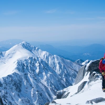 雪山と登山者の写真