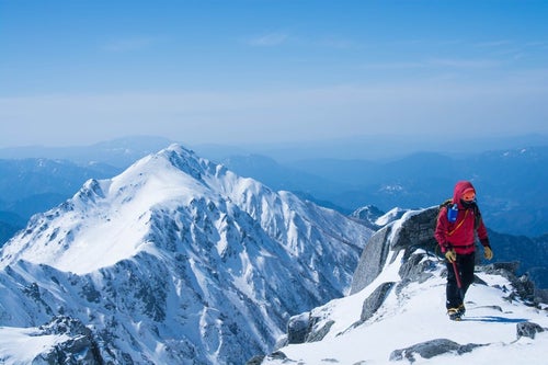 雪山と登山者の写真