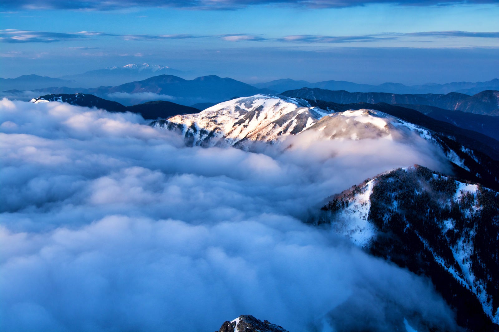 「雲に飲み込まれる蝶ヶ岳（北アルプス）」の写真