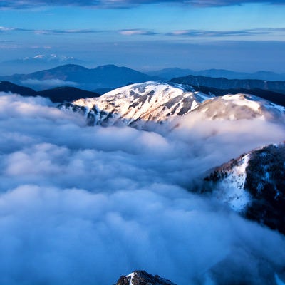 雲に飲み込まれる蝶ヶ岳（北アルプス）の写真