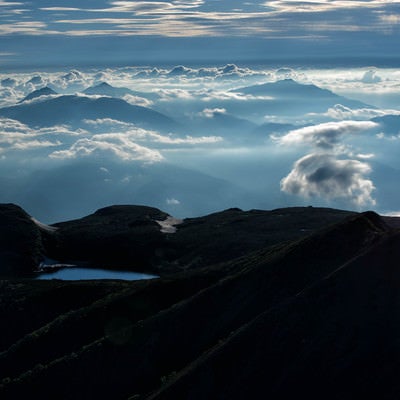 雲の上に浮かぶ白馬大池（北アルプス）の写真