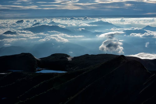 雲の上に浮かぶ白馬大池（北アルプス）の写真