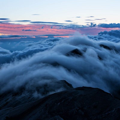 雲の中の小蓮華岳の写真