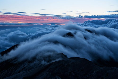 雲の中の小蓮華岳の写真