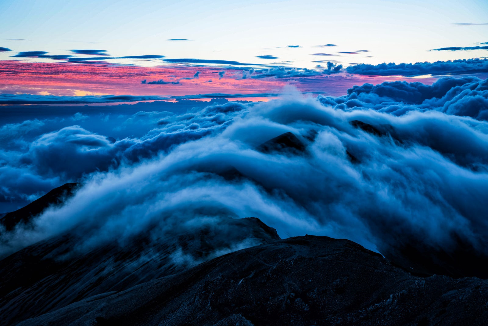 「朝焼けと雲の中の小蓮華岳」の写真