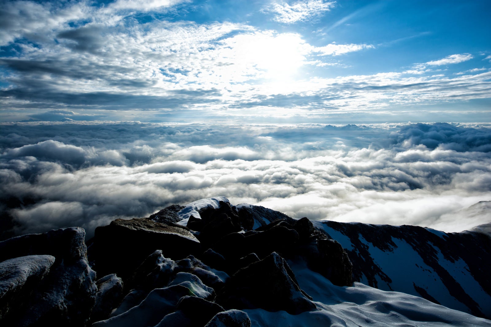 「山頂から眼下に広がる雲海」の写真