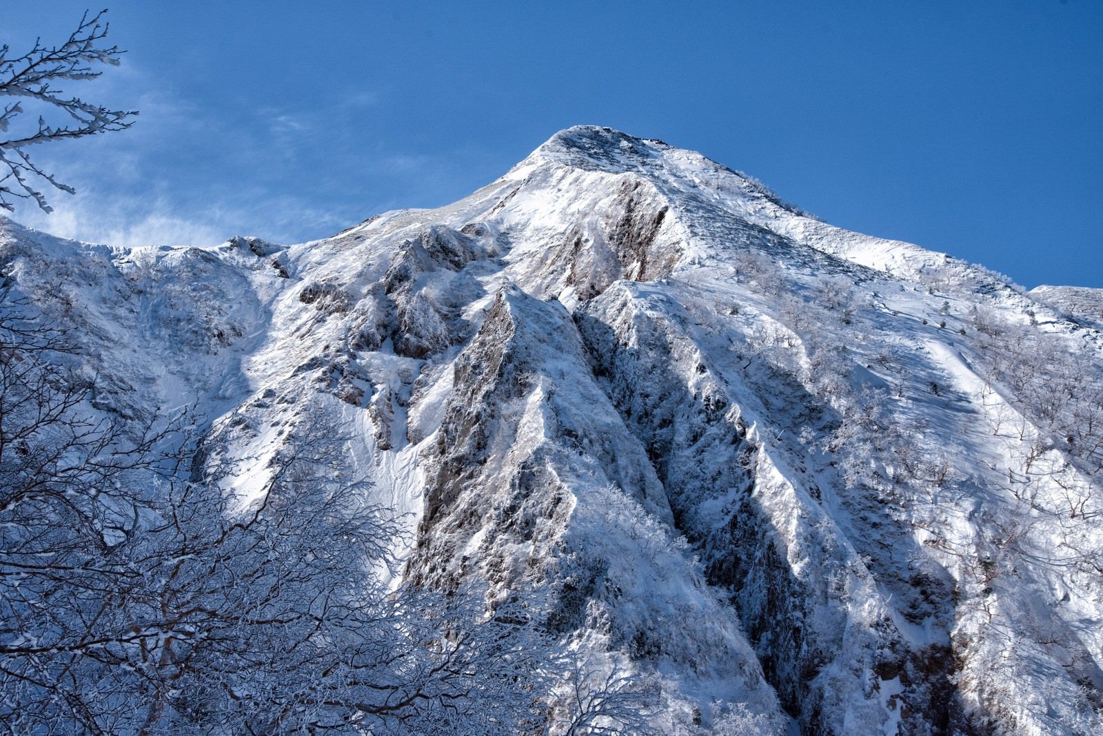 「中岳北面の岩壁」の写真
