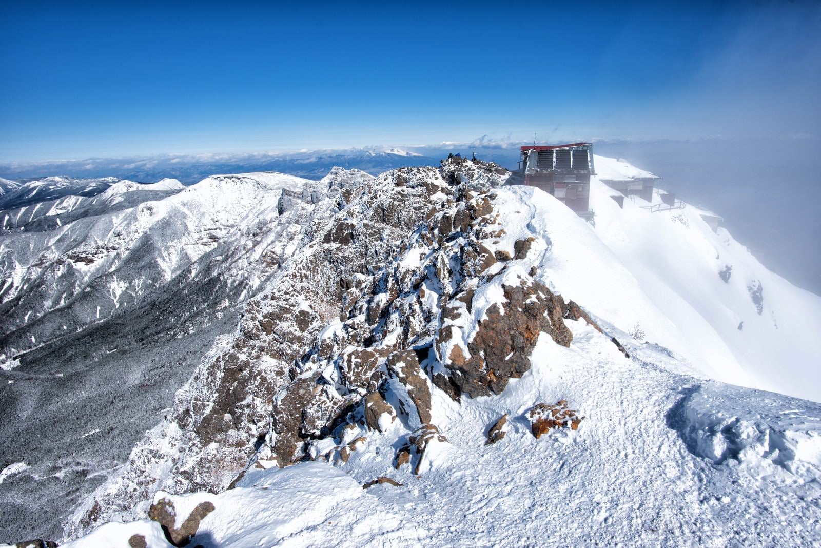 「赤岳の山頂（雪）」の写真