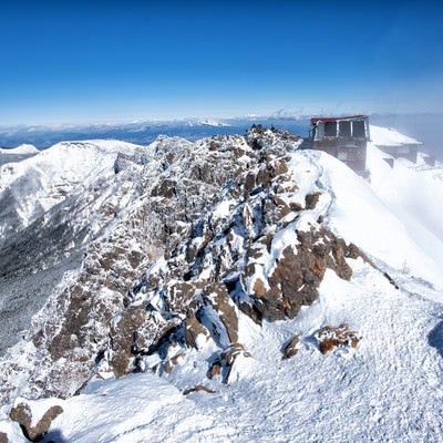 赤岳の山頂（雪）の写真