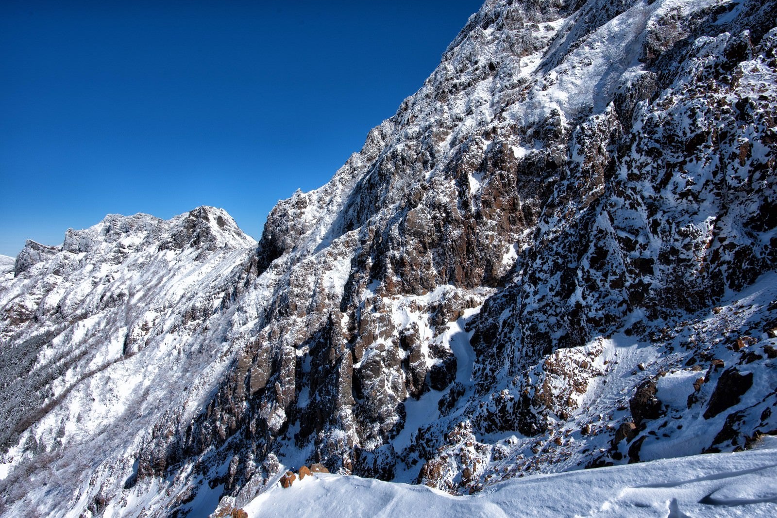 「赤岳の岩壁（冬）」の写真