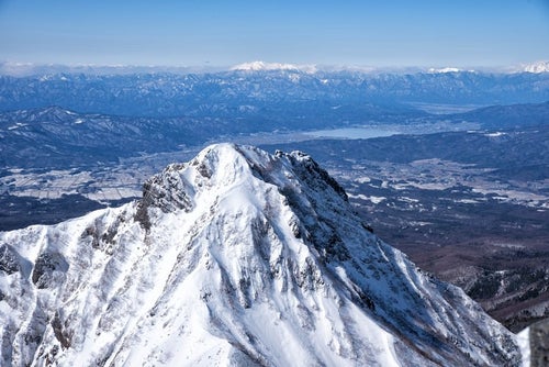 阿弥陀岳の先に見る諏訪湖の写真