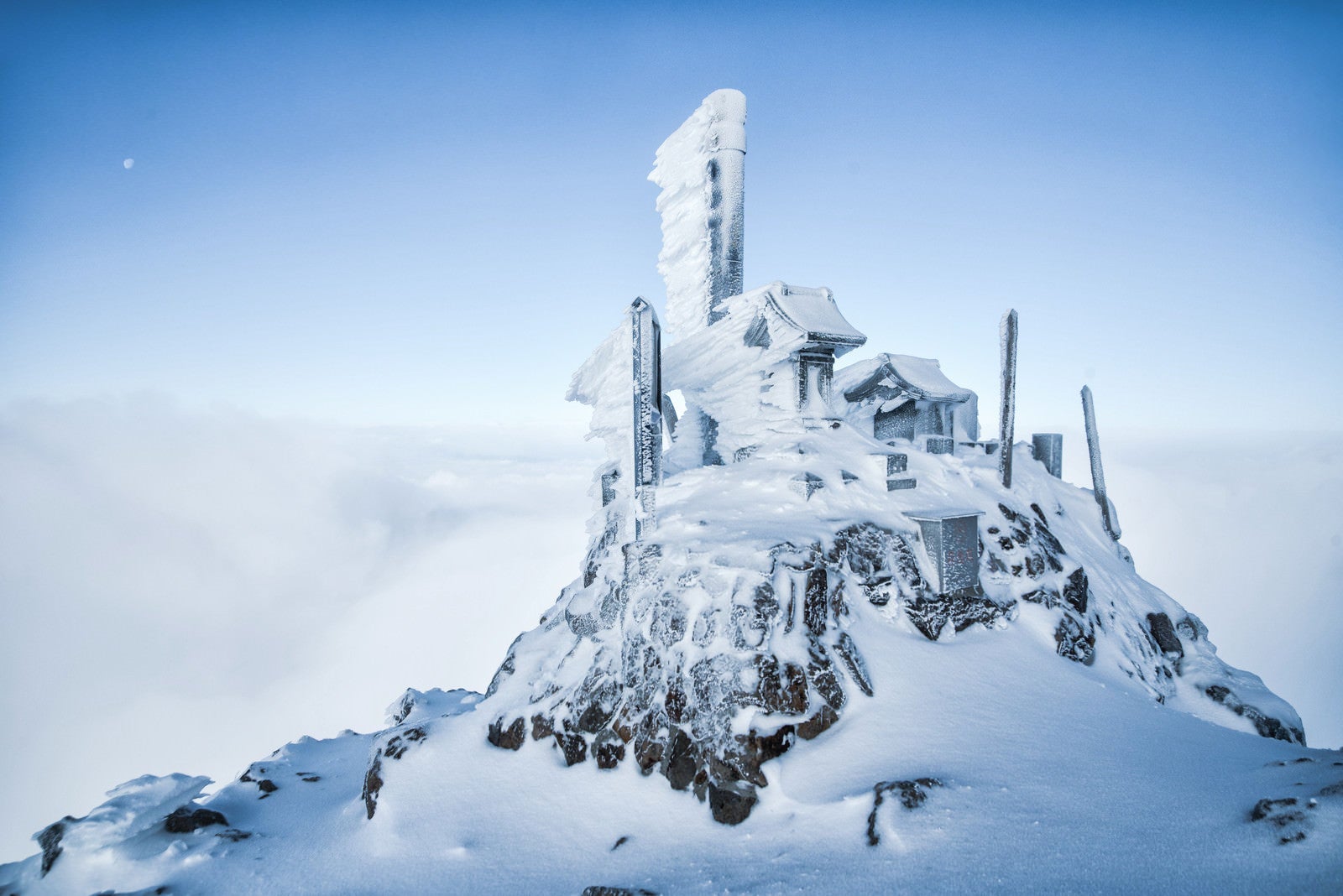 「凍てつく赤岳山頂の御社」の写真
