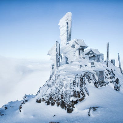 凍てつく赤岳山頂の御社の写真