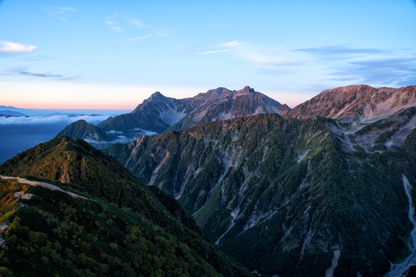 「モルゲンロートに染まる穂高連峰」の写真