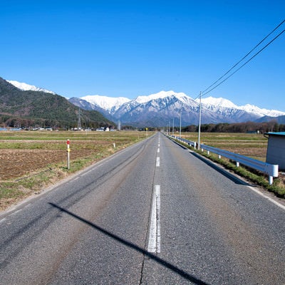 北アルプスを望む安曇野の直線道路（長野県）の写真