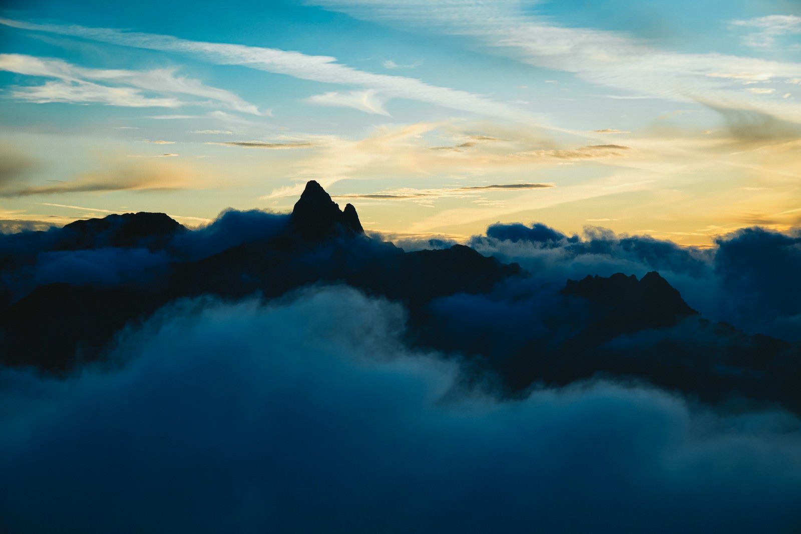「雲海に浮かぶ槍ヶ岳のシルエット（八ヶ岳南部）」の写真