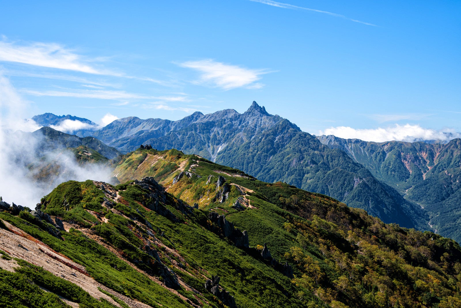 「燕岳から槍ヶ岳を目指す表銀座縦走路」の写真