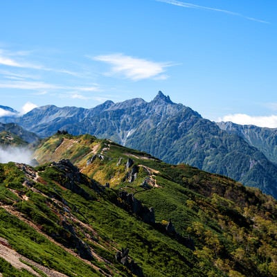 燕岳から槍ヶ岳を目指す表銀座縦走路の写真