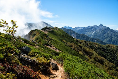 燕岳から大天井岳への登山道の写真