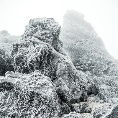 厳冬の岩肌に張り付く氷の写真
