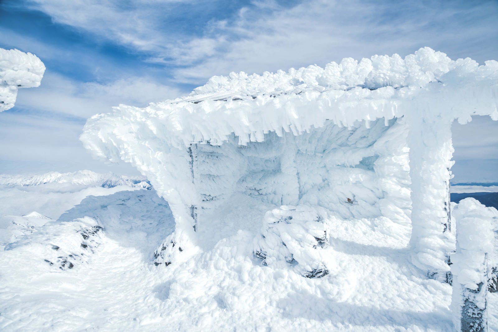 「厳冬期の乗鞍岳剣ヶ峰に佇む御社」の写真