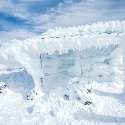 厳冬期の乗鞍岳剣ヶ峰に佇む御社の写真