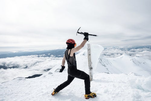 厳冬期の乗鞍岳登頂に歓喜する登山者の写真