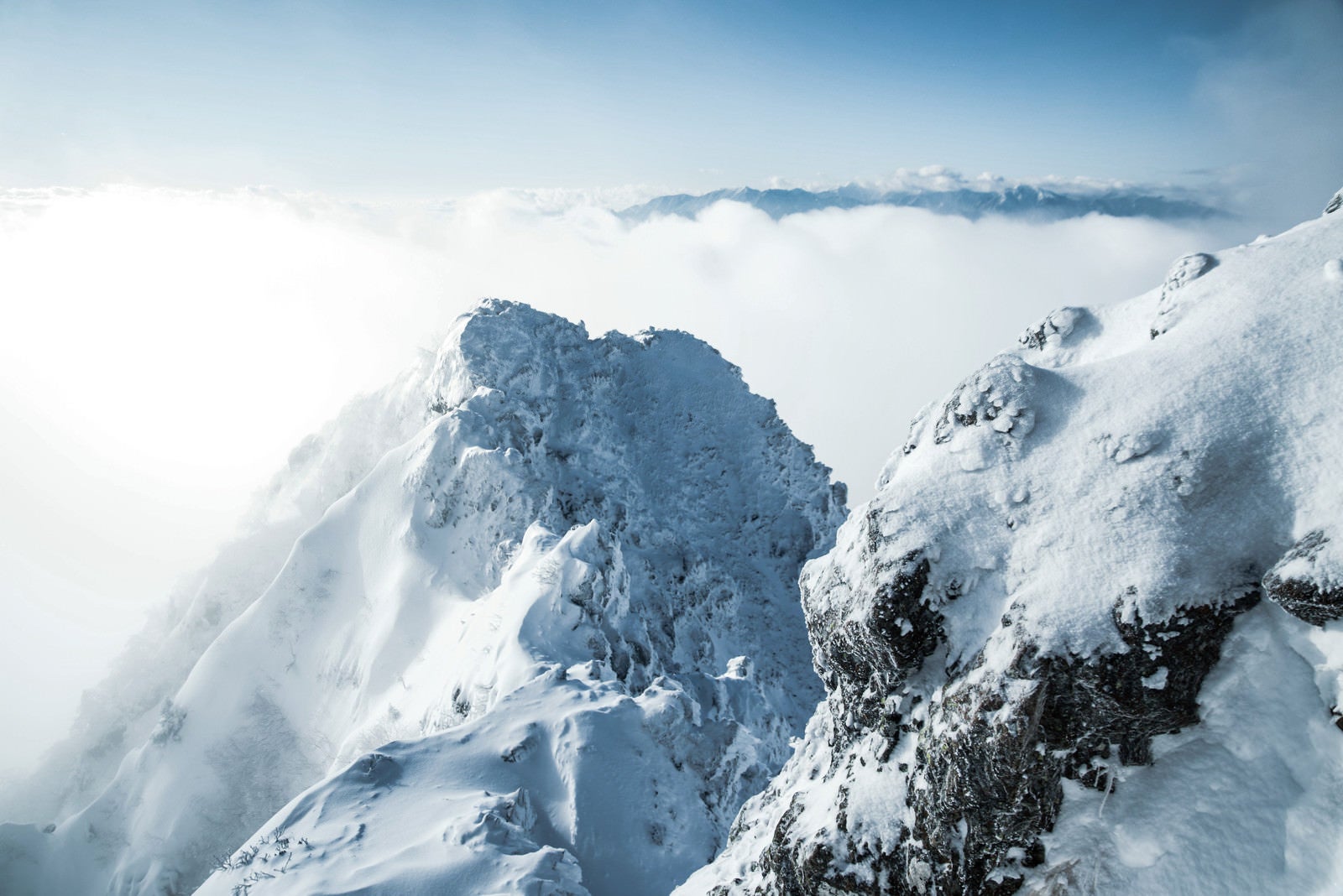 「厳冬期の赤岳山頂からの絶景（八ヶ岳連峰）」の写真