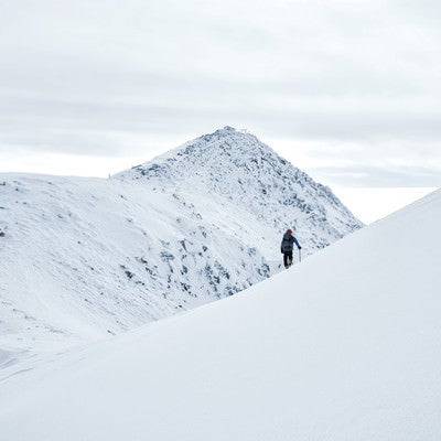 厳冬期の乗鞍剣ヶ峰を目指す登山者（飛騨山脈）の写真