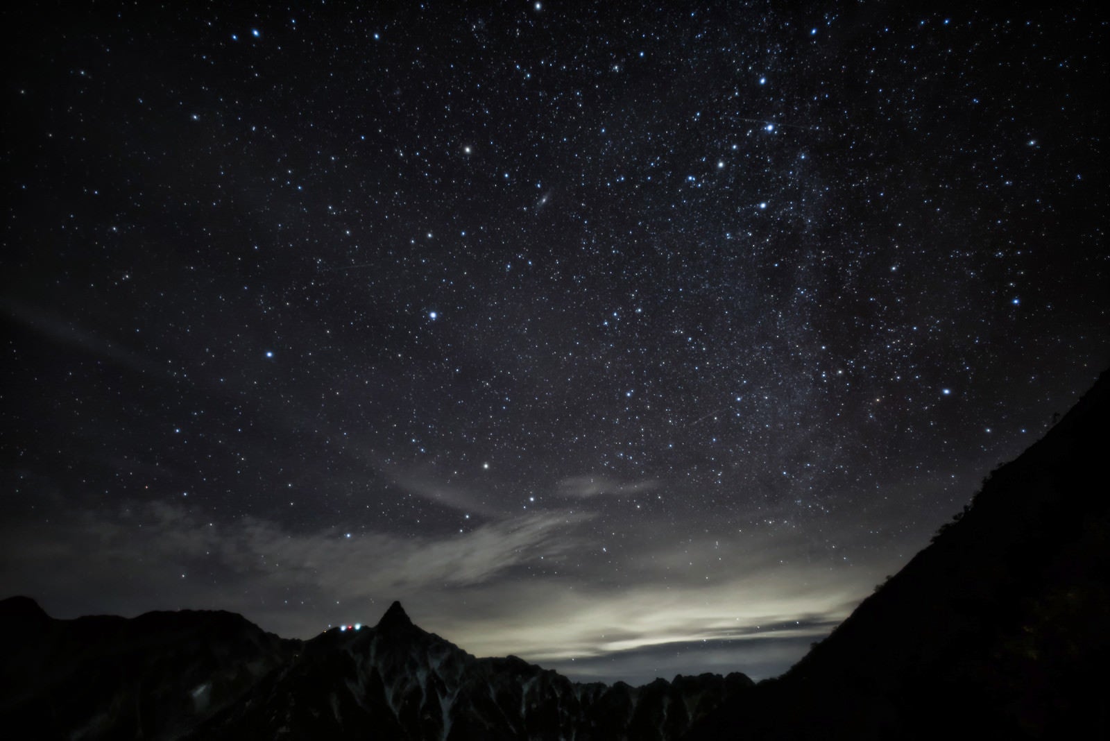 「槍ヶ岳と星空（飛騨山脈南部）」の写真