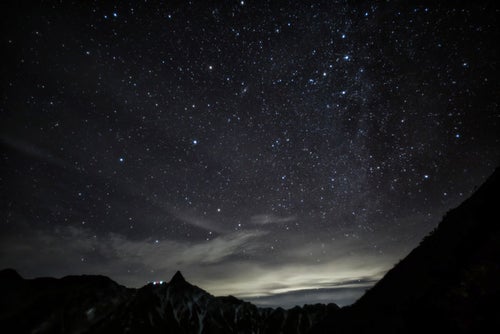 槍ヶ岳と星空（飛騨山脈南部）の写真