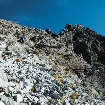 槍ヶ岳山頂へ至る岩場（飛騨山脈）の写真